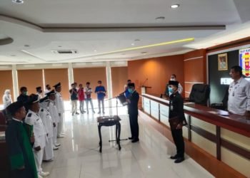 Empat Penjabat Kepala Kampung di Way Kanan dilantik di ruang ruang rapat utama kantor pemerintah kabupaten setempat, Rabu (1/4). CANDRA PUTRA WIJAYA
