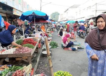 Pasar tradisional dan denyut ekonomi. Pasa pandemi ini tetap mematuhi protokol kesehatan di tempat keramaian seperti pasar guna memutus Covid-19. (DOK.LAMPUNG POST)