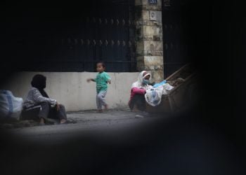 PEMULUNG. Pemulung menggunakan gerobak berada di depan salah satu rumah warga di Pahoman, Bandar Lampung, Jum'at (8/5). Keberadaan pemulung di Kota Bandar Lampung makin meresahkan warga lainnya. Selain mengurangi keindahan, juga dikhawatirkan berpotensi menjadi klaster baru penyebaran paparan virus corona atau Covid-19 di Bumi Tapis Berseri.
LAMPUNG POST/ZAINUDDIN