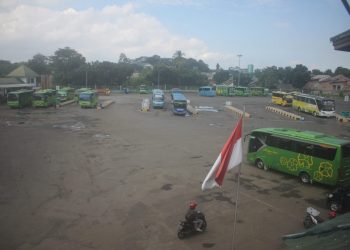 BUS BELUM BEROPERASI. Suasana Terminal Rajabasa Bandar Lampung pada H+5 Lebaran 1441H tampak sepi, Kamis (28/5). Pul bus antarkota dan provinsi hingga saat ini belum beroperasi. Hal tersebut telah terjadi baik selama Ramadan, jelang Idulfitri hingga pasca-Idulfitri.
n LAMPUNG POST/SUKISNO