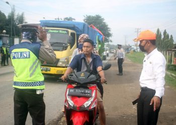 TIDAK MEMAKAI MASKER. Anggota Polresta Bandar Lampung bersama tim Gugus Tugas Covid-19 menyetop pengendara yang tidak memakai masker di pos check point di Jalan Bypass Ir Sutami Galih Lunik Bandar Lampung, Rabu (13/5).
n LAMPUNG POST/SUKISNO