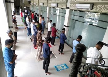 SALAT JUMAT. Umat Islam melaksanakan salat jumat berjemaah di Masjid Ad-du'a Wayhalim, Bandar Lampung, Jumat (29/5). Masjid Ad-du'a kembali melaksanakan salat jumat dengan protokol pencegahan Covid-19.
n LAMPUNG POST/SUKISNO