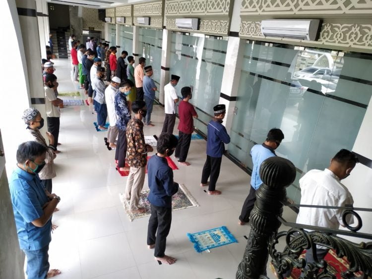 SALAT JUMAT. Umat Islam melaksanakan salat jumat berjemaah di Masjid Ad-du'a Wayhalim, Bandar Lampung, Jumat (29/5). Masjid Ad-du'a kembali melaksanakan salat jumat dengan protokol pencegahan Covid-19.
n LAMPUNG POST/SUKISNO