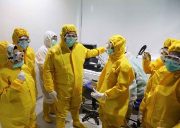 ALAT PCR. Gubernur Lampung Arinal Djunaidi bersama Kadis Kesehatan Provinsi Lampung Reihana saat meninjau ruangan pemeriksaan swab, Senin (11/5), menyusul akan dioperasikannya alat pendeteksi virus Corona polymerase chain reaction (PCR) paling lambat tiga hari ke depan.
DOK PEMPROV LAMPUNG