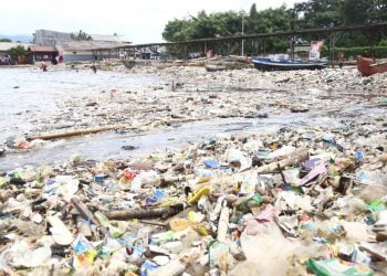SAMPAH ROB. Sampah di Pantai Sukaraja, Bandar Lampung, Kamis (28/5). Banjir rob atau air laut yang naik hingga ke permukiman warga meninggalkan tumpukan sampah di rumah-rumah warga Kelurahan Sukaraja, Kecamatan Bumiwaras, Bandar Lampung.
LAMPUNG POST/ZAINUDDIN