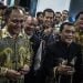 DIDI KEMPOT DIKUKUHKAN SEBAGAI RELAWAN ANTINARKOBA: Penyanyi Didi Kempot (kanan) didampingi Ketua BNN Komjen Pol Heru Winarko (kiri) bernyanyi dalam acara pengukuhannya sebagai Relawan Antinarkoba di Kantor BNN, Cawang, Jakarta, Jumat (14/2/2020). Badan Narkotika Nasional (BNN) mengukuhkan Didi Kempot sebagai Relawan Antinarkoba sebagai upaya pencegahan dan pemberantasan penyalahgunaan narkoba. ANTARA FOTO/Aprillio Akbar/foc.