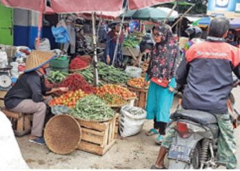 HARGA KEBUTUHAN POKOK TURUN. Suasana di pasar tradisional Pasir Gintung Tanjungkarang Pusat, Bandar Lampung, Rabu (27/5). Harga kebutuhan pokok di pasar pasca-Lebaran semakin turun. Tergerusnya nilai jual komoditas pangan itu sebagai kelanjutan dari kondisi sebelum hari raya Idulfitri yang secara musiman seharusnya mengalami peningkatan seiring besarnya permintaan masyarakat.  LAMPUNG POST/SALDA A