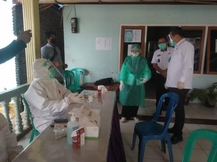 Ketua tim GTPP Kabupaten Pesawaran, Dendi Ramadhona saat meninjau pelaksanaan Rapid Test di Desa Taman Sari Kecamatan Gedongtataan.
