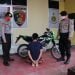 PENADAH MOTOR CURIAN. Tim Khusus Antibandit 308 Polres Pringsewu menangkap penadah motor curian, LUS (23), warga Desa Tanjungkemala, Kecamatan Pubian, Kabupaten Lampung Tengah. Karyawan swasta itu ditangkap di Kecamatan Pubian, Minggu (17/5), pukul 00.30. DOK POLRES PRINGSEWU