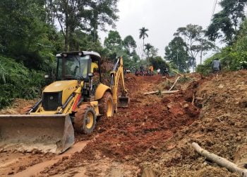 BERSIHKAN MATERIAL. Petugas Dinas PU Provinsi membersihkan material longsoran di jalan lintas Sukabumi—Suoh, Senin(4/5). DOK DINAS PU