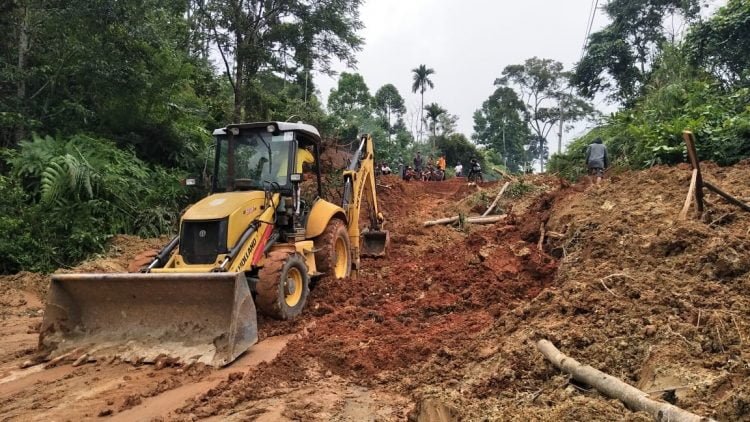 BERSIHKAN MATERIAL. Petugas Dinas PU Provinsi membersihkan material longsoran di jalan lintas Sukabumi—Suoh, Senin(4/5). DOK DINAS PU