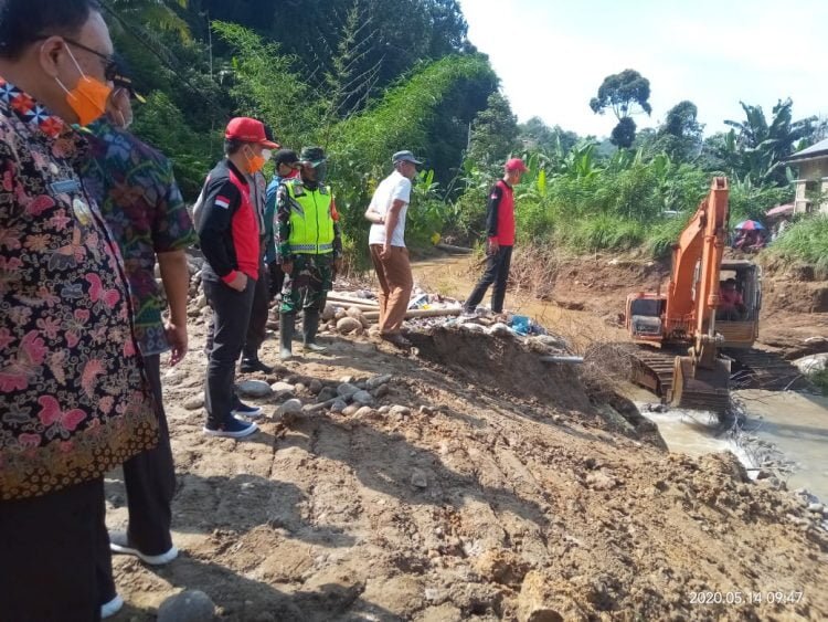 ANTISIPASI BANJIR. Untuk mengantisipasi banjir, Pemkab Lampung Barat melakukan pengerukan di beberapa titik pada tiga sungai. DOK WARGA