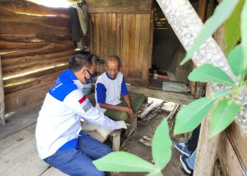 SEBATANG KARA. Mbah Ngatmo, yang hidup sebatang kara, berjuang sendiri sebagai petani singkong. Ia berterima kasih atas bantuan yang diberikan oleh Bupati Way Kanan Raden Adipati. n LAMPUNG POST/CANDRA PUTRA WIJAYA