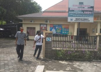 ADUKAN KADES. Mantan Penjabat Kades dan mantan ketua BPD Desa Sukaraja, Kecamatan Palas, mendatangi Kantor Inspektorat Lamsel guna mengadukan kadesnya, Senin (4/5). LAMPUNG POST/JUWANTORO
