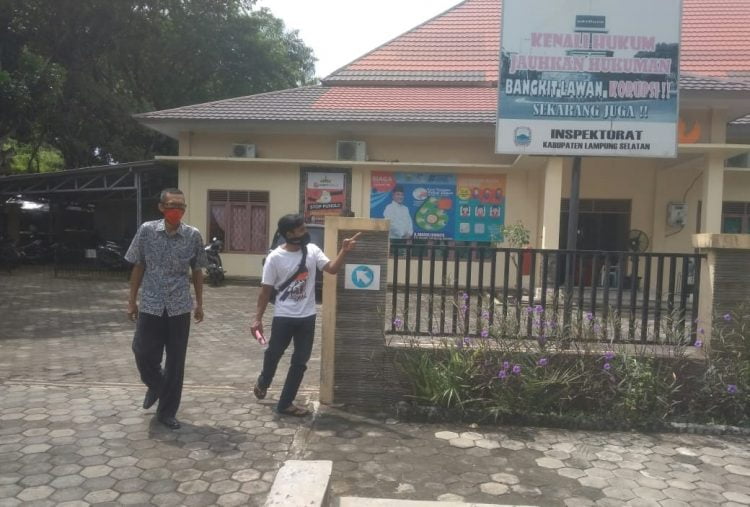 ADUKAN KADES. Mantan Penjabat Kades dan mantan ketua BPD Desa Sukaraja, Kecamatan Palas, mendatangi Kantor Inspektorat Lamsel guna mengadukan kadesnya, Senin (4/5). LAMPUNG POST/JUWANTORO