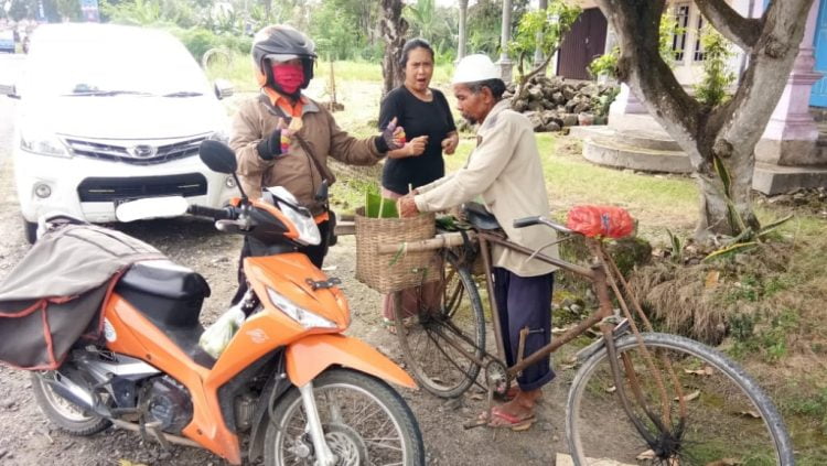JAJAKAN TAPAI. Penjual tapai singkong, Ngatiman, (52), menjajakan dagangannya di tepi ruas jalan poros Desa Bangunan, Kecamatan Palas, Jumat (8/5).LAMPUNG POST/ARMANSYAH