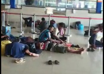 PENUMPANG TERTAHAN. Puluhan penumpang pejalan kaki yang masih tertahan penyeberangannya lantaran belum memiliki dokumen pemeriksaan rapid test bebas Covid-19, di Pelabuhan Bakauheni, Jumat(15/5). LAMPUNG POST/AAN KRIDOLAKSONO