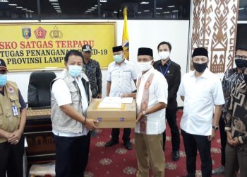 BANTUAN. Sekretaris DPD Partai Gerindra Provinsi Lampung Pattimura memberikan bantuan kepada Gubernur Lampung Arinal Djunaidi di Posko Satgas Terpadu Covid-19 Provinsi Lampung, Rabu (13/5).
(LAMPUNG POST/TRIYADI ISWORO)