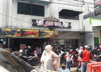 ABAI PROTOKOL. Toko mainan di Jalan Hayam Wuruk, Bandar Lampung, mengabaikan protokol kesehatan covid-19, Selasa (26/5).  (DOK LAMPUNG POST)