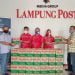 PSMTI BERBAGI. Paguyuban Sosial Marga Tionghoa Indonesia (PSMTI) Kota Bandar Lampung memberikan bantuan mie instan kepada Lampung Post, Selasa (19/5).  (LAMPUNG POST/ATIKA OKTARIA)