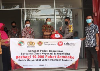 Anggota Satlantas Bagikan 200 Paket Sembako