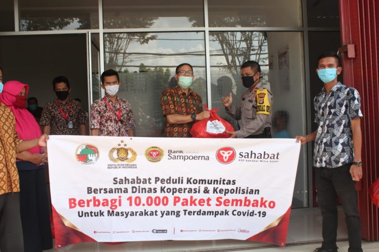 Anggota Satlantas Bagikan 200 Paket Sembako