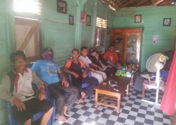 Sejumlah warga Desa Batu Nangkop, Kecamatan Sungkai Tengah, terdampak korona yang belum menerima bantuan BLT-DD menyampaikan keluhannya dikediaman salah satu warga desa setempat, Selasa (26-5-2020).  LAMPUNG POST/YUDHI HARDIYANTO