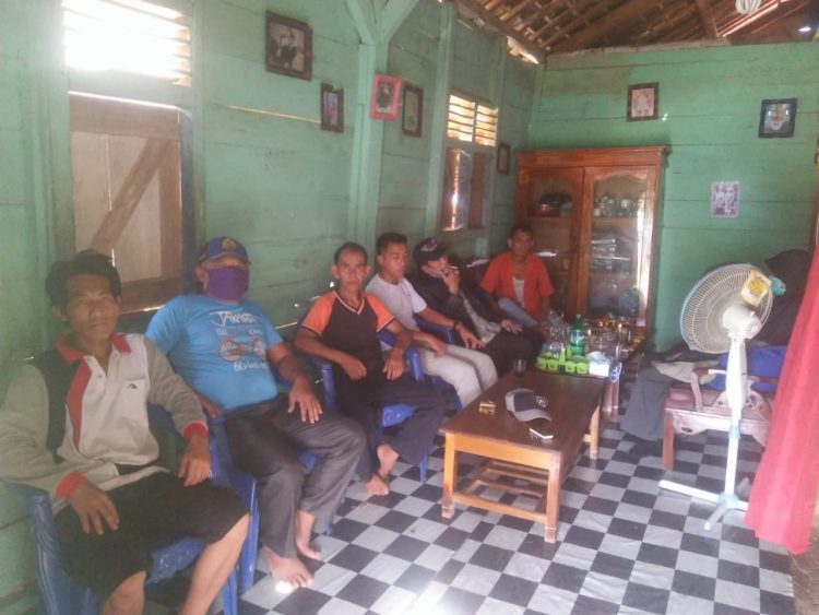 Sejumlah warga Desa Batu Nangkop, Kecamatan Sungkai Tengah, terdampak korona yang belum menerima bantuan BLT-DD menyampaikan keluhannya dikediaman salah satu warga desa setempat, Selasa (26-5-2020).  LAMPUNG POST/YUDHI HARDIYANTO