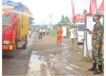 PUTAR BALIK. Tim Gugus Tugas Covid-19 menyemprotkan cairan disinfektan di pos check point di jalan bypass Ir Sutami, Galihlunik, Bandar Lampung, beberapa hari yang lalu. Dishub Kota Bandar Lampung menegaskan bagi pengendara yang melintasi daerah perbatasan Kota Bandar Lampung, yang tidak memiliki surat jalan, wajib putar balik kendaraan.
LAMPUNG POST/SUKISNO