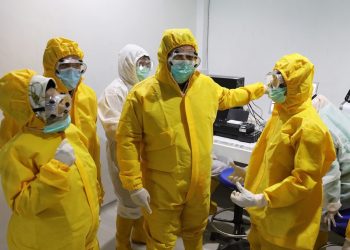 ALAT PCR SIAP DIFUNGSIKAN. Gubernur Lampung Arinal Djunaidi (dua kanan) bersama Kadis Kesehatan Provinsi Lampung Reihana (kiri) saat meninjau ruangan pemeriksaan swab, menyusul akan dioperasikannya alat pendeteksi virus corona, polymerase chain reaction (PCR) di Labkesda Lampung, Senin (11/5). Alat PCR yang diterima dari Kementerian BUMN di Lampung mulai difungsikan paling lambat tiga hari ke depan. DOK PEMPROV LAMPUNG