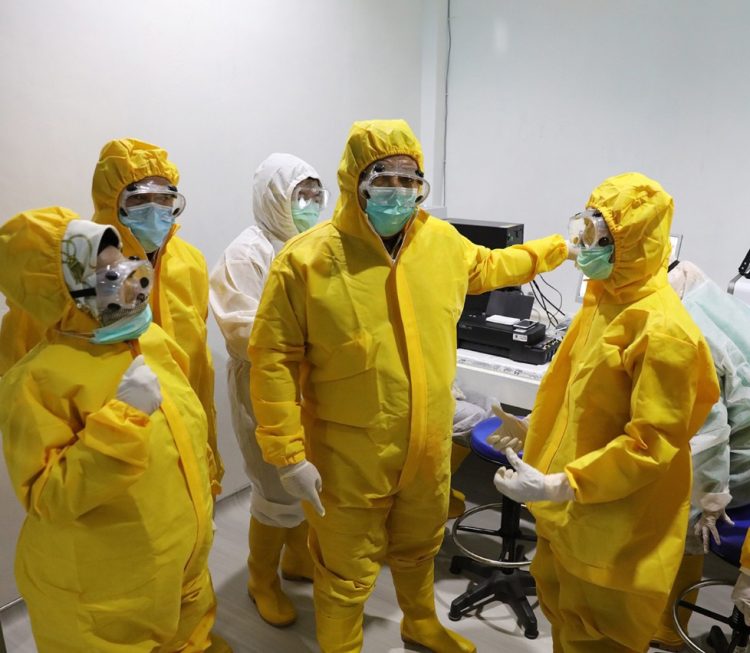 ALAT PCR SIAP DIFUNGSIKAN. Gubernur Lampung Arinal Djunaidi (dua kanan) bersama Kadis Kesehatan Provinsi Lampung Reihana (kiri) saat meninjau ruangan pemeriksaan swab, menyusul akan dioperasikannya alat pendeteksi virus corona, polymerase chain reaction (PCR) di Labkesda Lampung, Senin (11/5). Alat PCR yang diterima dari Kementerian BUMN di Lampung mulai difungsikan paling lambat tiga hari ke depan. DOK PEMPROV LAMPUNG