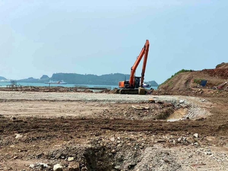 TIDAK BERIZIN. Suasana reklamasi di Desa Bakauheni, Kecamatan Bakauheni, Lampung Selatan, Rabu (13/5). Dinas Penanaman Modal dan Pelayanan Perizinan Terpadu Satu Pintu Kabupaten Lampung Selatan menyatakan PT Dataran Bahuga Permai yang membuat usaha pendukung tambang dan pariwisata di Desa Bakauheni, Kecamatan Bakauheni, belum memiliki izin terbit.
n LAMPUNG POST/AAN KRIDOLAKSONO