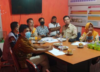 RAKOR VIRTUAL. Komisi Pemilihan Umum (KPU) Kabupaten Pesisir Barat mengikuti rapat koordinasi secara virtual (video conference) dengan KPU  kabupaten/kota se-Provinsi Lampung, membahas persiapan pilkada tahun 2020 di tengah pandemi Covid-19, Jumat (29/5), di sekretariat KPU. Berbagai pembahasan dilakukan terkait persiapan jelang pilkada di tengah pandemi global Covid-19 yang masih terjadi hingga saat ini sehingga protokol kesehatan pun menjadi pertimbangan yang akan diterapkan pada saat pemungutan suara.
LAMPUNG POST/YON FISOMA
