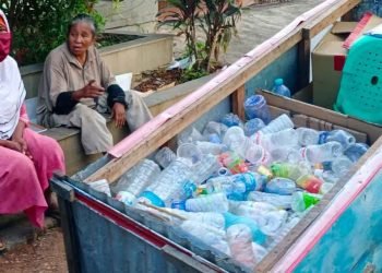 PEMULUNG. Pemulung Asal Pringsewu saat di Jalan Gunung Rajabasa, Way Halim, Bandar Lampung, Rabu (13/5). Pemulung tersebut mengaku sudah sejak April ia dan keluarga mencari peruntungan di Bandar Lampung. Untuk tempat tinggal, ia mencari kamar sewaan seadanya karena kesehariannya dan keluarga memang di jalan raya.
n LAMPUNG POST/ATIKA OKTARIA