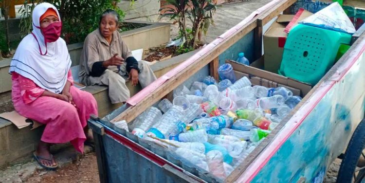 PEMULUNG. Pemulung Asal Pringsewu saat di Jalan Gunung Rajabasa, Way Halim, Bandar Lampung, Rabu (13/5). Pemulung tersebut mengaku sudah sejak April ia dan keluarga mencari peruntungan di Bandar Lampung. Untuk tempat tinggal, ia mencari kamar sewaan seadanya karena kesehariannya dan keluarga memang di jalan raya.
n LAMPUNG POST/ATIKA OKTARIA