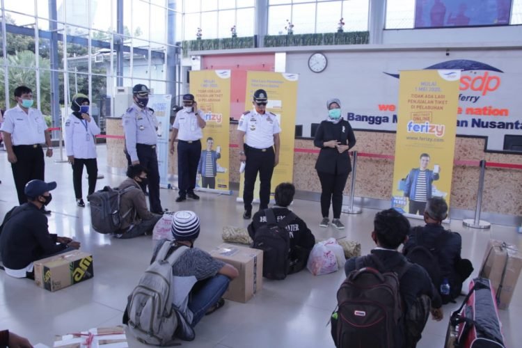 ARUS BALIK. Wakil Gubernur Lampung Chusnunia saat meninjau tempat penjualan tiket reguler penyeberangan Pelabuhan Bakauheni, Rabu (27/5). Mulai Rabu (27/5), pukul 08.00 sampai Kamis (28/5) pagi, jumlah penumpang  arus balik yang menyeberang ke Pelabuhan Merak, Banten, mencapai 2.847 penumpang, sebanyak 121 penumpang di antaranya merupakan penumpang jalan kaki.
ISTIMEWA