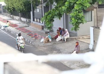PEMULUNG. Pemulung beristirahat di sekitaran Pohaman, Bandar Lampung, beberapa hari yang lalu. Pemkot Bandar Lampung terus menggencarkan penertiban manusia gerobak dan pemulung lainnya di pinggir jalan. Namun, upaya itu kini harus lebih digiatkan dengan bermunculannya manusia karung di berbagai ruas jalan di Bandar Lampung. LAMPUNG POST/ZAINUDDIN