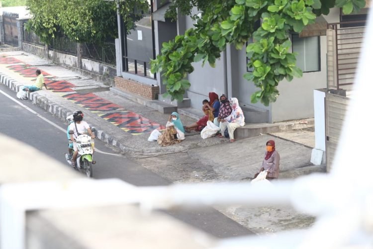 PEMULUNG. Pemulung beristirahat di sekitaran Pohaman, Bandar Lampung, beberapa hari yang lalu. Pemkot Bandar Lampung terus menggencarkan penertiban manusia gerobak dan pemulung lainnya di pinggir jalan. Namun, upaya itu kini harus lebih digiatkan dengan bermunculannya manusia karung di berbagai ruas jalan di Bandar Lampung. LAMPUNG POST/ZAINUDDIN