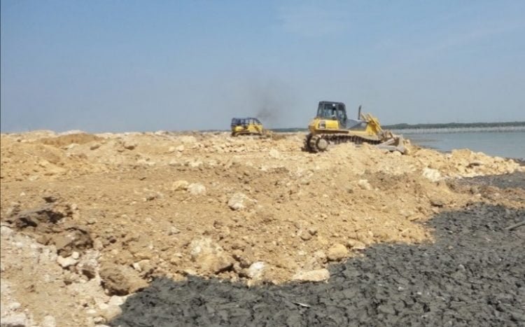 REKLAMASI. Kegiatan reklamasi pantai oleh PT Tri Patria Bahuga grup PT PT Dataran Bahuga Permai di Desa Bakauheni, Kecamatan Bakauheni, Lampung Selatan, tanpa aktivitas pascaditutup lantaran belum berizin, Minggu (17/5). LAMPUNG POST/AAN KRIDOLAKSONO