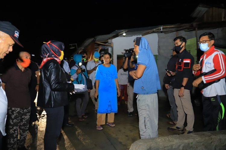 Bupati Tulangbawang Winarti meninjau korban bencana puting beliung di kecamatan Banjar agung Rabu (20/5/2020). LAMPUNG POST/ RIAN PRANATA