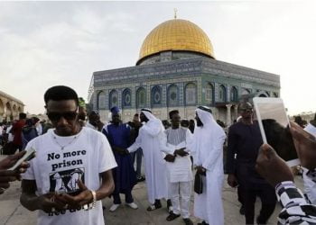 Seorang wisatawan bersama pengunjung lainnya turut larut dalam kemeriahan Hari Raya Idul Fitri 1440 hijriyah di pelataran Kubah Shakhrah kompleks Masjid Al Aqsa, Kota Tua, Palestina, (5/6/2019) waktu setempat. (ANTARA/REUTERS/Ammar Awad)