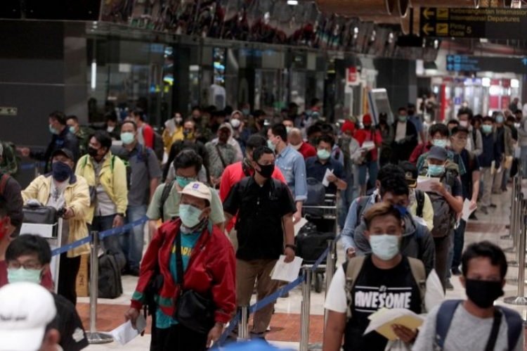 Antrian calon penumpang untuk pemeriksaan dokumen di Terminal 2, Bandara Soekarno-Hatta, Tangerang, Jumat (15/5/2020). MI/Susanto