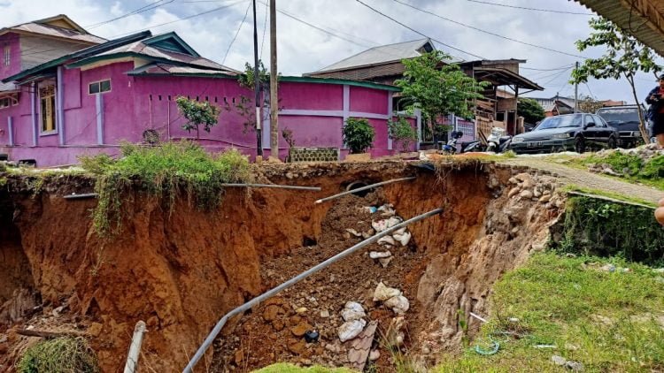 TERDAMPAK LONGSOR. Sejumlah rumah warga Jatimulyo, Kelurahan Pasarliwa, yang terdampak longsor, Minggu (17/5). LAMPUNG POST/ELIYAH