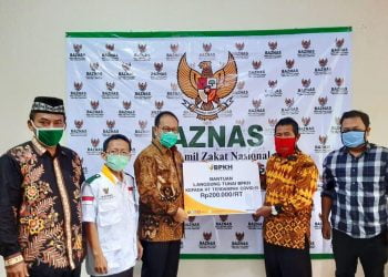 BERIKAN BANTUAN. Baznas Lampung memberikan bantuan kepada masyarakat terdampak Covid-19 melalui Yayasan Panti Asuhan Srikandi Bandarsurabaya, Lampung Tengah.(DOK. BAZNAS LAMPUNG)