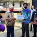 SERAHKAN BLT. Peratin Pekon Wates, Mirwan Atmaja, menyerahkan dana bantuan langsung tunai (BLT). n LAMPUNG POST/ELIYAH