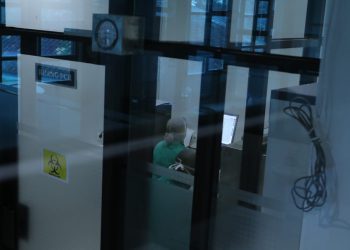 ALAT PCR MULAI DIFUNGSIKAN. Suasana  ruangan pemeriksaan swab, menyusul dioperasikannya alat pendeteksi virus corona, polymerase chain reaction (PCR) di Labkesda Lampung, Kamis (14/5). Alat PCR yang diterima dari Kementerian BUMN di Lampung mulai difungsikan
LAMPUNG POST / ZAINUDDIN