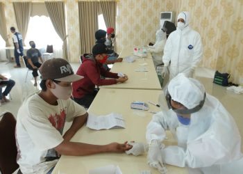 SURAT KESEHATAN. Pekerja migran mendatangi kantor Dinas Kesehatan Provinsi Lampung untuk membuat surat kesehatan bebas dari pademi Covid-19 sebagai syarat melakukan perjalanan di aula Diskes Lampung, Jumat (15/5).
LAMPUNG POST/ZAINUDDIN