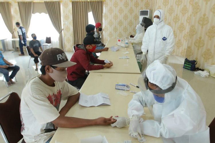 SURAT KESEHATAN. Pekerja migran mendatangi kantor Dinas Kesehatan Provinsi Lampung untuk membuat surat kesehatan bebas dari pademi Covid-19 sebagai syarat melakukan perjalanan di aula Diskes Lampung, Jumat (15/5).
LAMPUNG POST/ZAINUDDIN