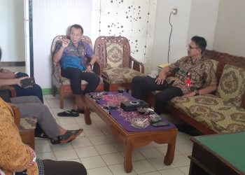 BERIKAN KETERANGAN. Kabid Pengendalian Pencemaran Lingkung DLH Lampura Luzirwan didampingi Kabid Bahan Berbahaya dan Beracun (B3) Kausar memberikan keterangan terkait izin lingkungan RSMI Bukit Kemuning di kantornya, Kamis (28/5). n LAMPUNG POST/FAJAR NOFITRA