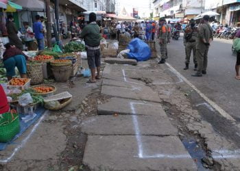 SOCIAL DISTANCING PASAR. Pol PP berjaga di Jalan Imam Bonjol, Tanjungkarang Pusat, dengan menerapkan pembatasan jarak antarpedagang, Jumat (29/5). Berdasar pada imbuan Pemerintah Kota Bandar Lampung untuk terus memaksimalkan social distancing dan physical distancing di lingkungan jual beli seperti pemakaian masker kepada penjual dan pembeli dengan melakukan imbauan lisan.
LAMPUNG POST/ZAINUDDIN